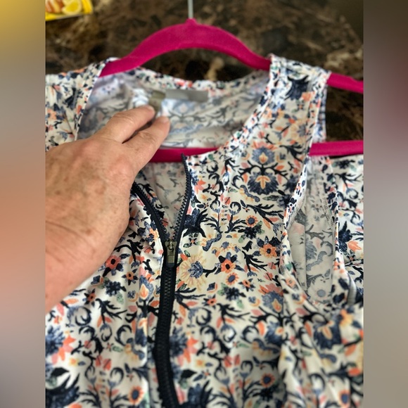 Athleta Barbados scrunch rashguard/workout gear . Small top,medium lined shorts. - Picture 5 of 8